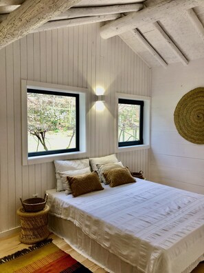 2 bedrooms, desk, WiFi, bed sheets