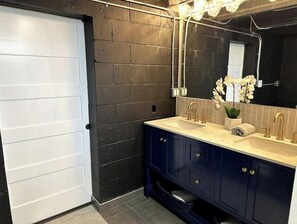 Hair dryer, towels, soap, shampoo - Modern Ranch near Knapp Center, Stadium, Downtown (Des Moines)