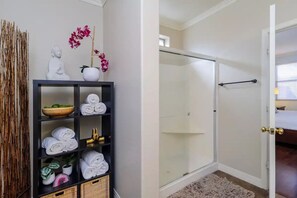 4 slaapkamers, een strijkplank/strijkijzer, gratis wifi, beddengoed