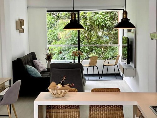 Modern 302 apartment w/AC +WiFi + Parking