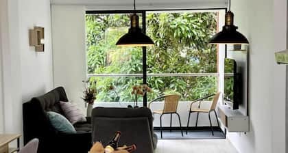 Modern 302 apartment w/AC +WiFi + Parking