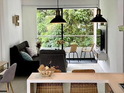 Modern 302 apartment w/AC +WiFi + Parking