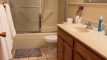 Een douche, een haardroger, handdoeken, zeep