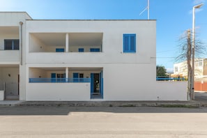 A two-story building with balconies, a central entrance, and a clear sky. - 3184 Villino La Tramontana by Barbarhouse (Melendugno)