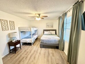 1 habitación y tabla de planchar con plancha 