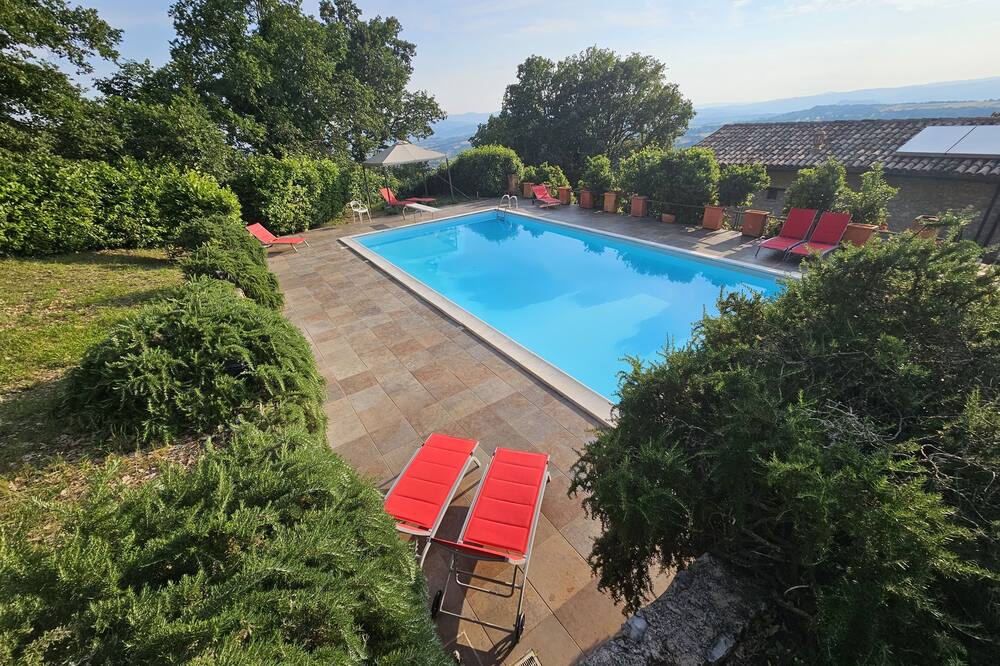 Beautiful farmhouse with private pool and mosaic hot tub