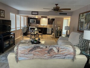 Living area - Spacious condo close to beach, Pinellas trail, restaurants and shops. (St. Petersburg)