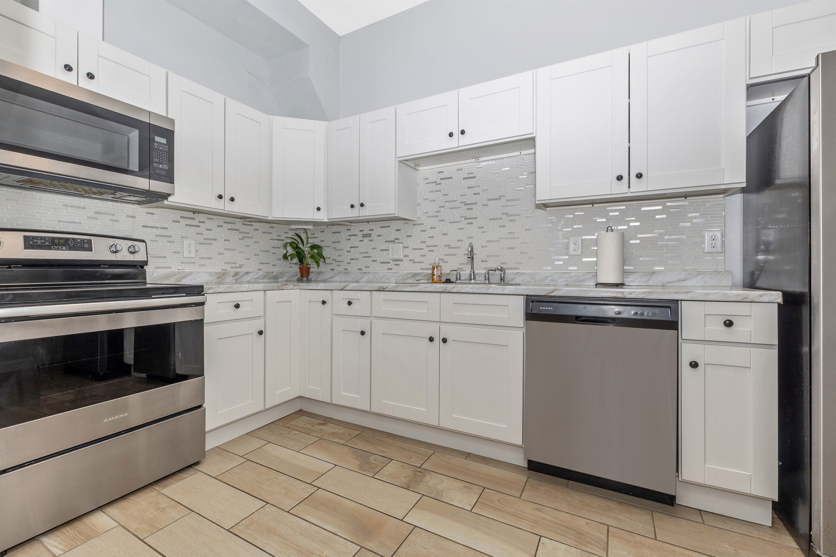 Frigorifero, microonde, forno, piano cottura