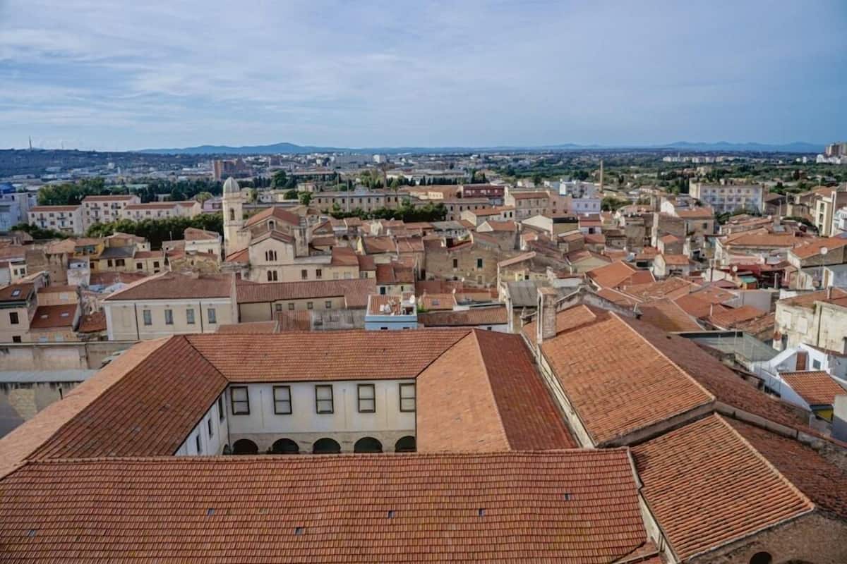 Une zone urbaine densément peuplée, avec des bâtiments historiques et une tour imposante.