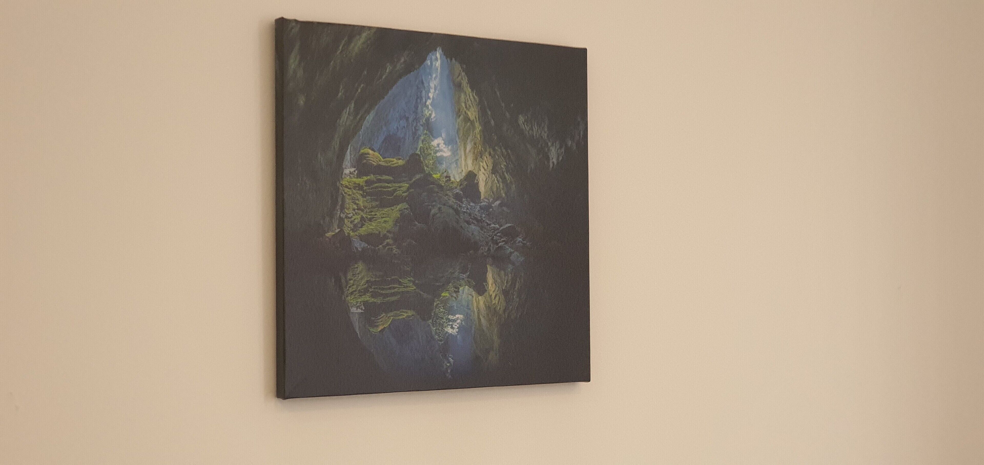 Un tableau représentant une grotte avec des stalactites et des stalagmites.