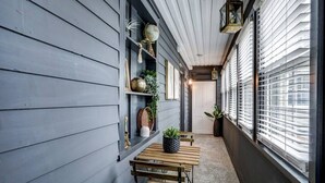 A narrow corridor with wooden benches and shelves displaying decorative items. - Cozy Dark & Moody Home, New Reno, 10 mins to Lanc! (Mountville)