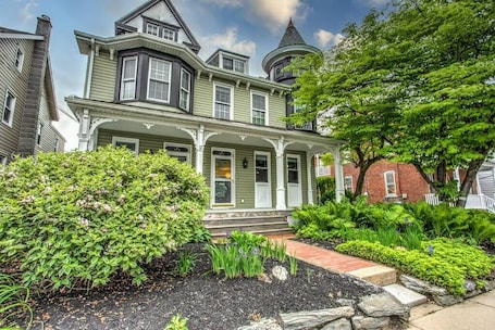 Exterior. Cozy Dark & Moody Home, New Reno, 10 mins to Lanc!