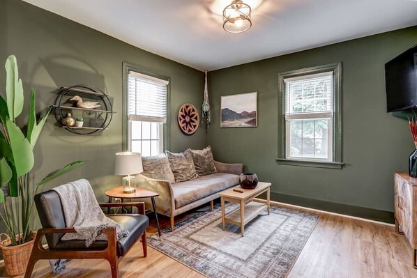 TV - Cozy Dark & Moody Home, New Reno, 10 mins to Lanc! (Mountville)
