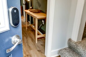 Interior - Cozy Dark & Moody Home, New Reno, 10 mins to Lanc! (Mountville)