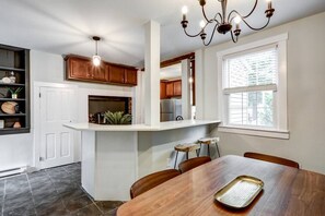 Dining - Cozy Dark & Moody Home, New Reno, 10 mins to Lanc! (Mountville)