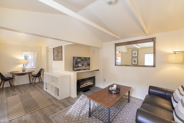 Televisión y chimenea 