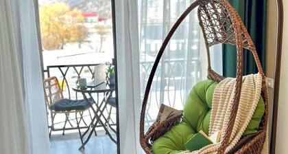 Vibrant Design | Balcony | Self Checkin | Netflix