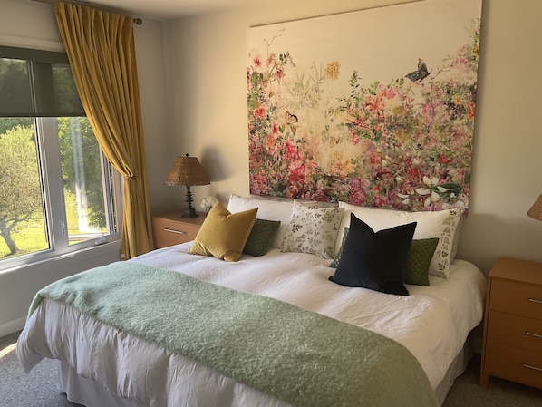 4 bedrooms, desk, iron/ironing board, travel crib