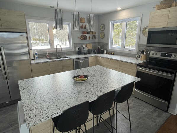 Réfrigérateur, micro-ondes, four, plaque de cuisson