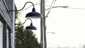 Un edificio con una escalera exterior visible y una calle al fondo.