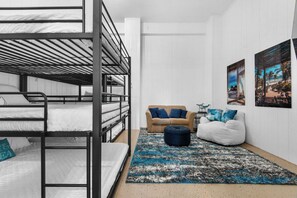 6 quartos, ferros/tábuas de passar roupa, Wi-Fi, roupa de cama