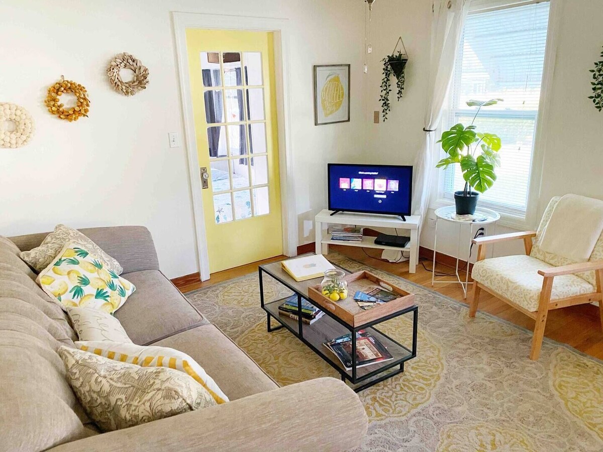 Cute, comfy and pet friendly cottage close to everything!