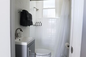 Shower, towels - Micro Motel 1 Bed! Su (Nashville)