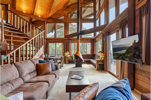 Lakeview Cabin > Unique Mid-Century Tucked in Bluff