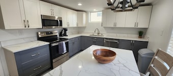Lake Front, Family fun- Sleeps 8, Newly modern remodeled 3bed/2bath private dock