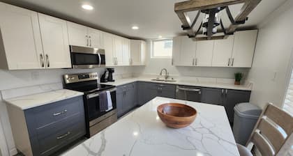 Lake Front, Family fun- Sleeps 8, Newly modern remodeled 3bed/2bath private dock