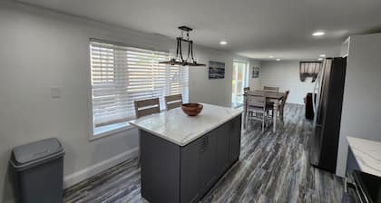 Lake Front, Family fun- Sleeps 8, Newly modern remodeled 3bed/2bath private dock