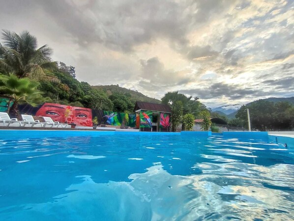 2 albercas al aire libre 