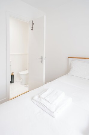 3 soverom, skrivebord, internettilgang og sengetøy