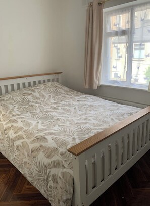3 bedrooms, desk, internet, bed sheets