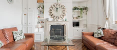 TV, fireplace