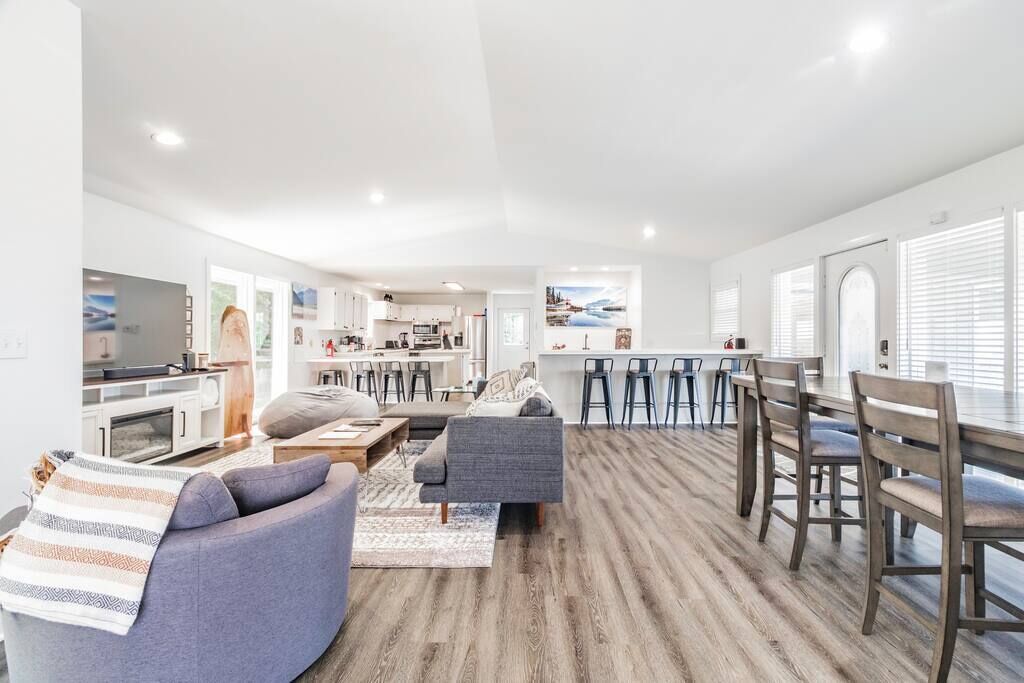 Televisio, takka, työhuone