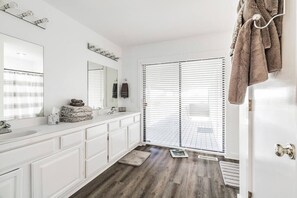 Regadera, secadora de cabello, toallas 