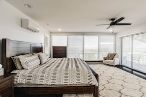 2 habitaciones, escritorio y tabla de planchar con plancha 