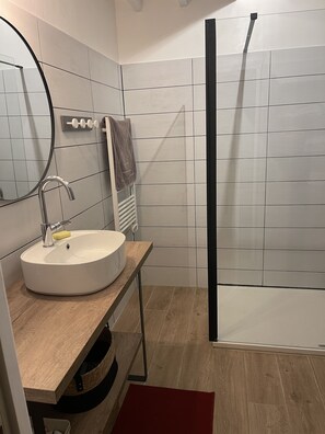 Douche, sĂšche-cheveux, serviettes fournies