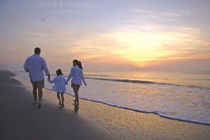 Na praia, espreguiçadeiras, toalhas de praia