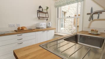 Cottage | Private kitchen | Fridge, dishwasher, electric kettle, toaster