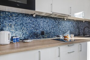 Microwave, coffee/tea maker, cookware/dishes/utensils - Apartment Center of Kołobrzeg by Renters (Kolobrzeg)