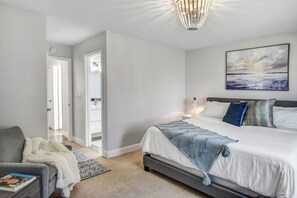 3 slaapkamers, een bureau, een strijkplank/strijkijzer, reisbedje