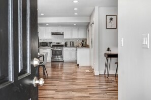 Een koelkast, een magnetron, een oven, een kookplaat