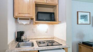 Room, 1 Bedroom | Private kitchen | Fridge, coffee/tea maker, toaster