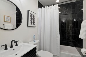 Hair dryer, towels, soap, shampoo - Lovely Luxe City Living (Birmingham)