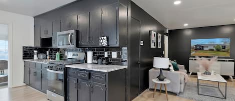 冷蔵庫、電子レンジ、オーブン、コンロ