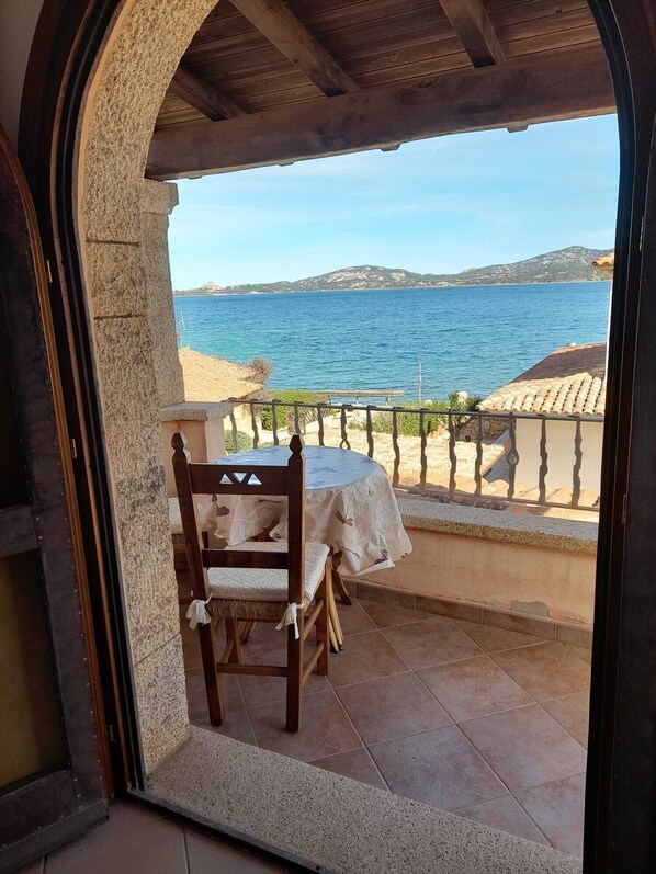 Outdoor dining - Villa Rosa 20 meters from the Sea (Cannigione)