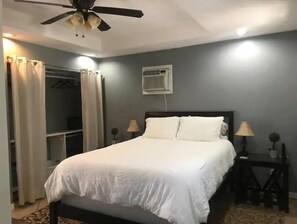 2 habitaciones, escritorio y tabla de planchar con plancha 