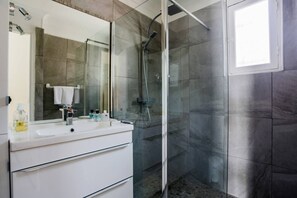 Baignoire, articles de toilette gratuits, sèche-cheveux